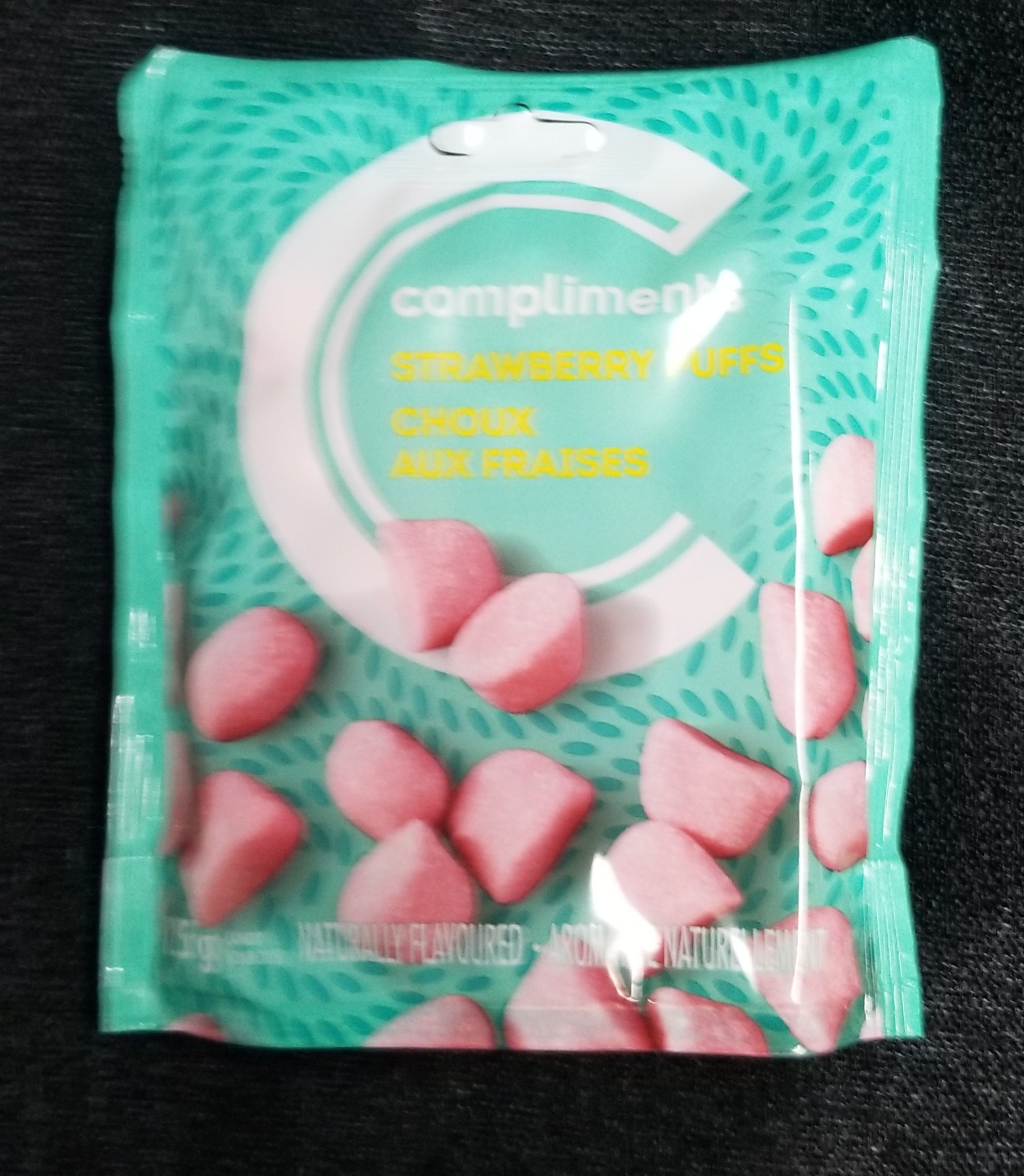 Compliments Strawberry Puffs Candy 125g